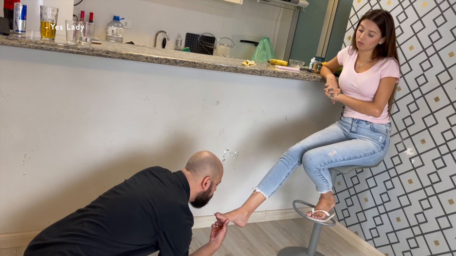 GG Producer – Paulinha feeding the slave the right way
